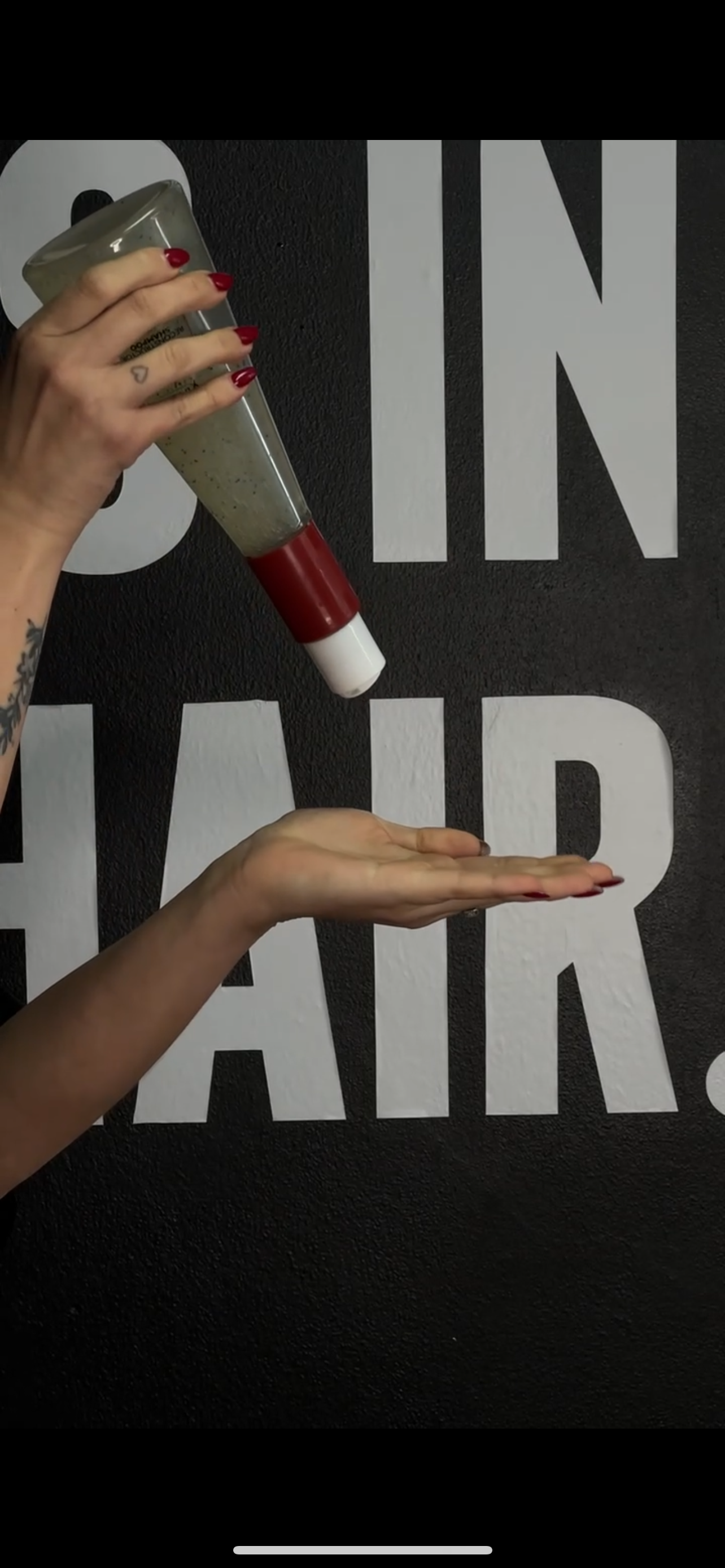 Aplicación profesional del tratamiento Genoma Ybera Paris para rubias en Nacar Studio